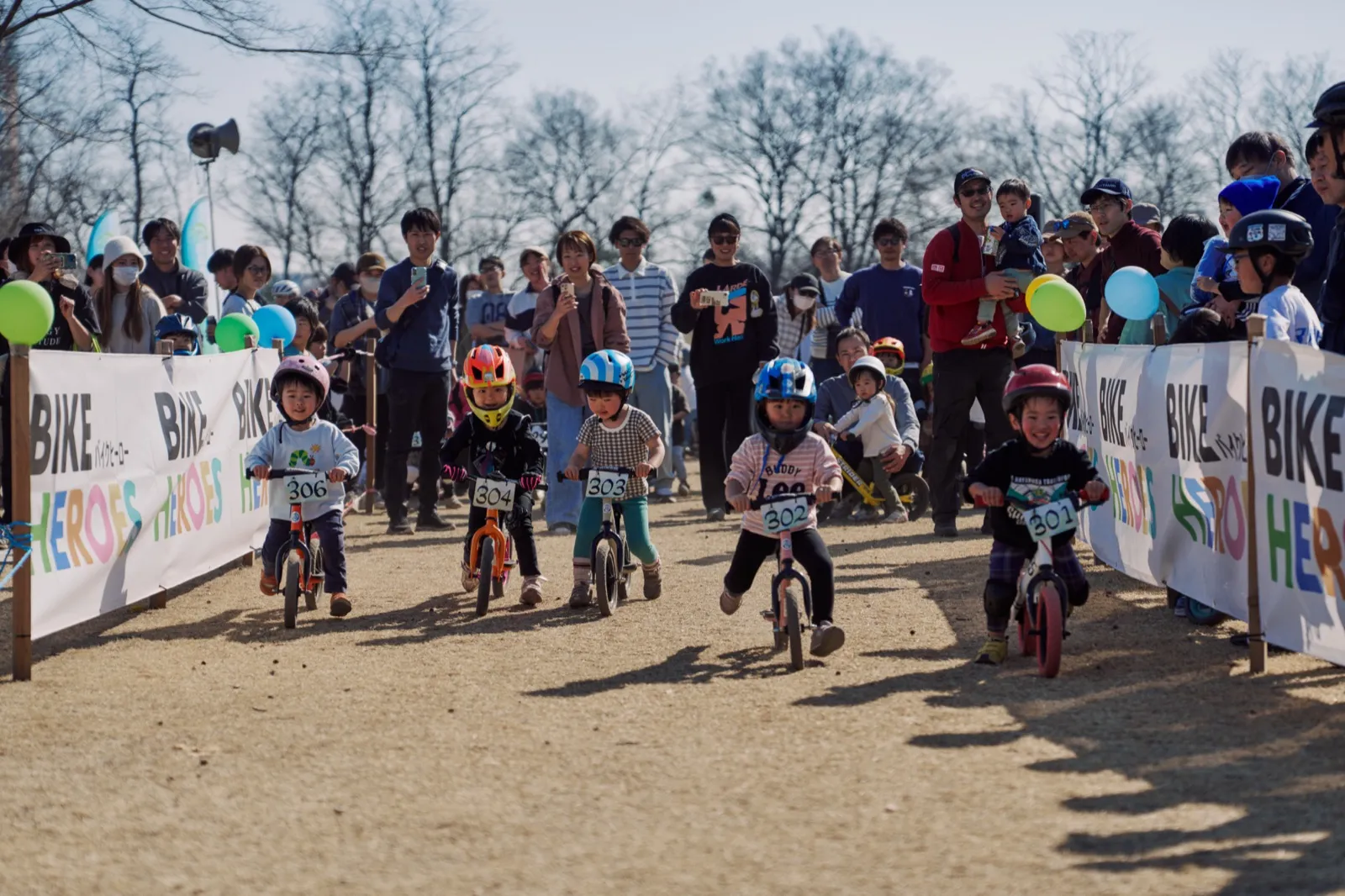BIKE HEROESのバナーの間をスタートするキッズ